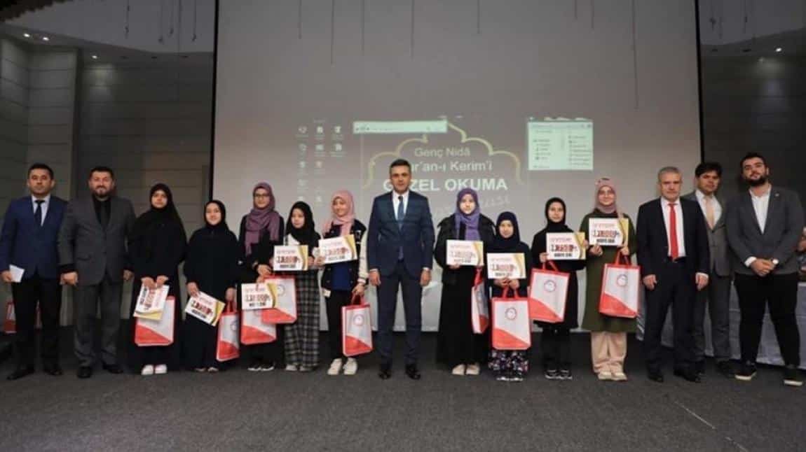 Genç Nida Kız Öğrenciler Kur'an-ı Kerim'i Güzel Okuma Yarışması